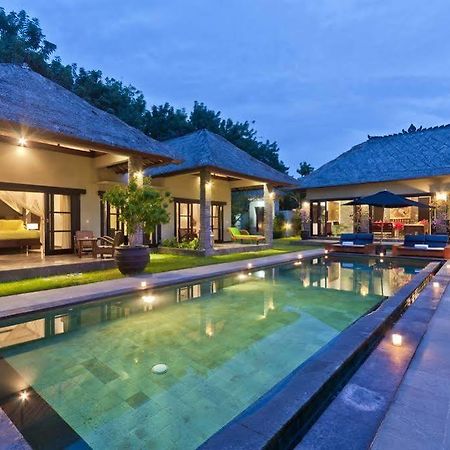 Villa Mahkota 塞米亚克 外观 照片