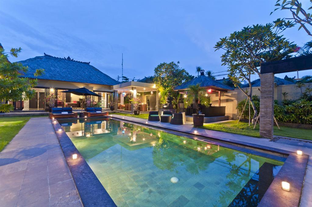 Villa Mahkota 塞米亚克 外观 照片