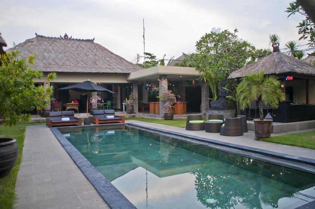 Villa Mahkota 塞米亚克 外观 照片