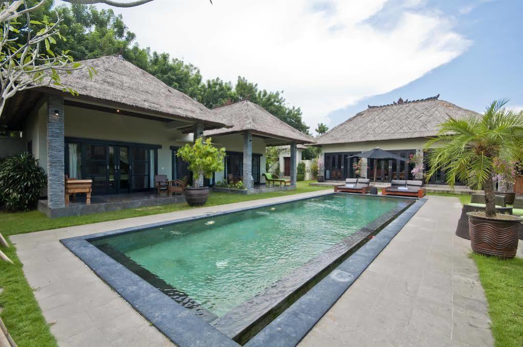 Villa Mahkota 塞米亚克 外观 照片