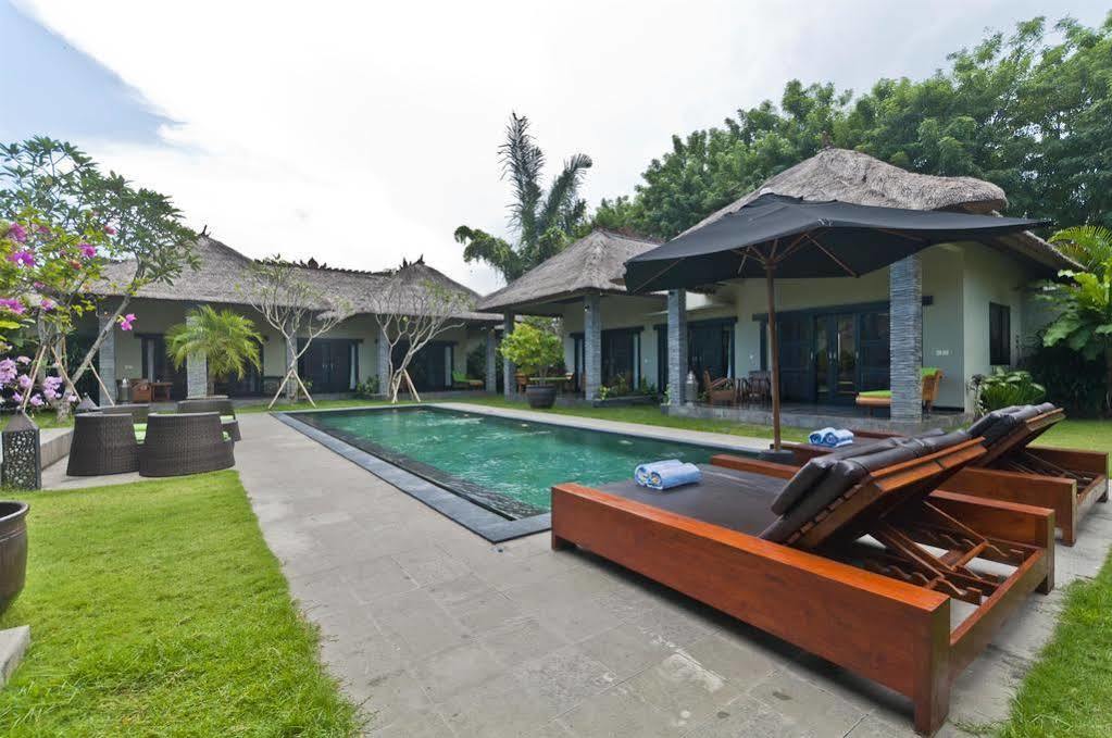 Villa Mahkota 塞米亚克 外观 照片
