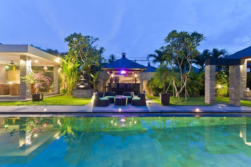 Villa Mahkota 塞米亚克 外观 照片