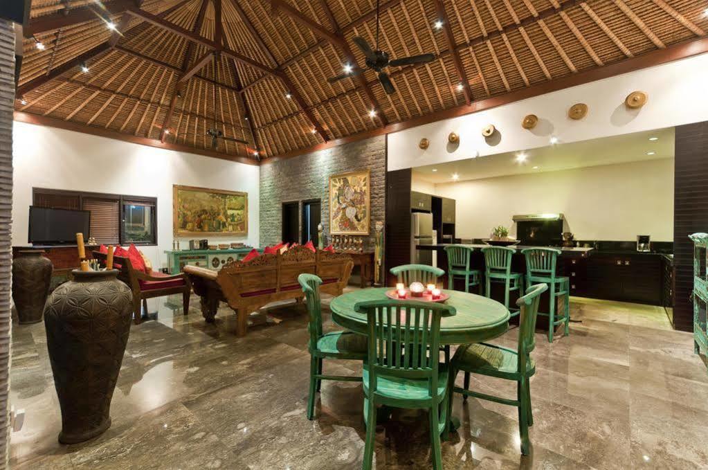 Villa Mahkota 塞米亚克 外观 照片